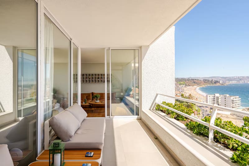 Quienes quieran disfrutar del Año Nuevo en Viña del Mar, pueden hospedarse en este cómodo departamento con capacidad para seis personas. Créditos: Airbnb.