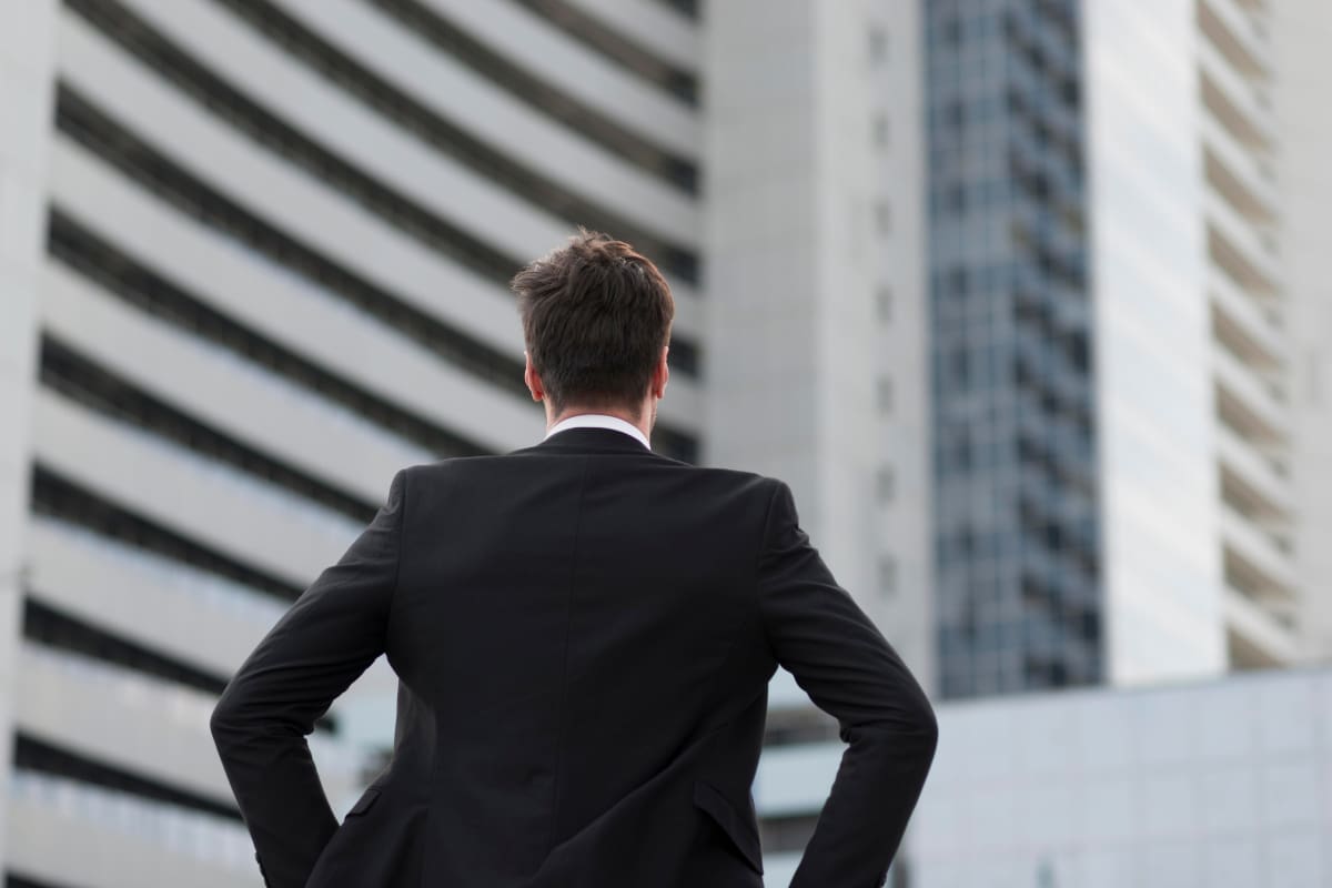 selecciona a 5 de los 12 signos del zodiaco según sus habilidades para liderar un equipo de trabajo.
