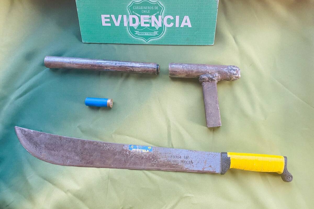 Las armas utilizadas por el atacante lograron ser incautadas por personal de Carabineros.