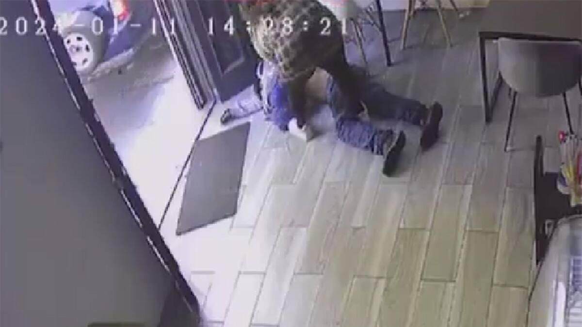VIDEO | Pésimo día para elegir ser ladrón: nunca se imaginó la fuerza de la encargada de esta cafetería