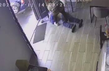 VIDEO | Pésimo día para elegir ser ladrón: nunca se imaginó la fuerza de la encargada de esta cafetería