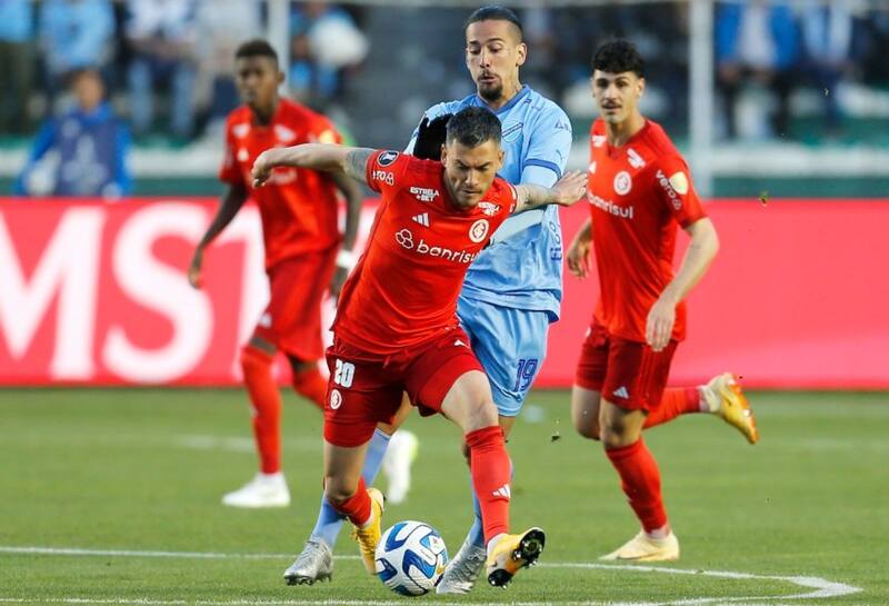 Charles Aránguiz en el duelo de Bolivar vs. Inter de Porto Alegre por los cuartos de final de la Copa Libertadores.