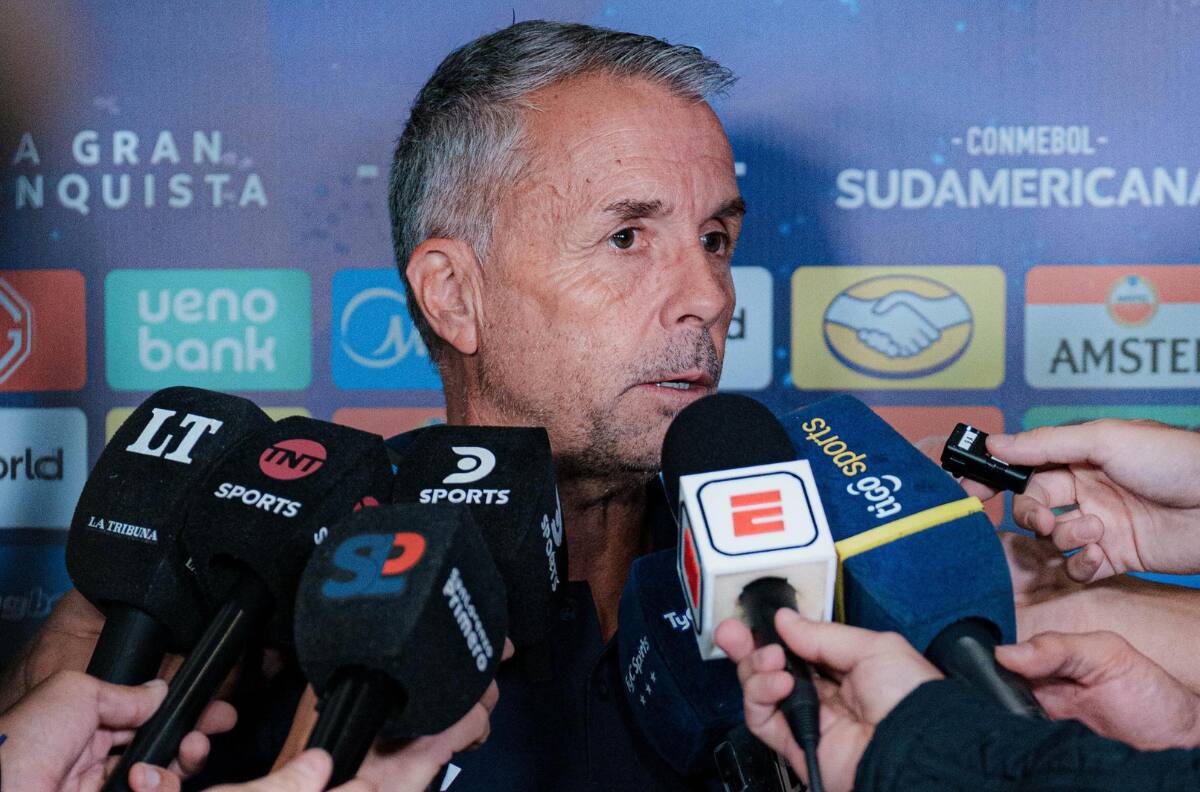 “No podés ser tan terco... no le ganaste a nadie”: A Gustavo Álvarez le caen las primeras críticas en Argentina