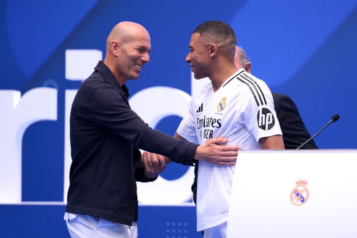 La reacción de Mbappé a la llegada de Zinedine Zidane a la banca de Francia.