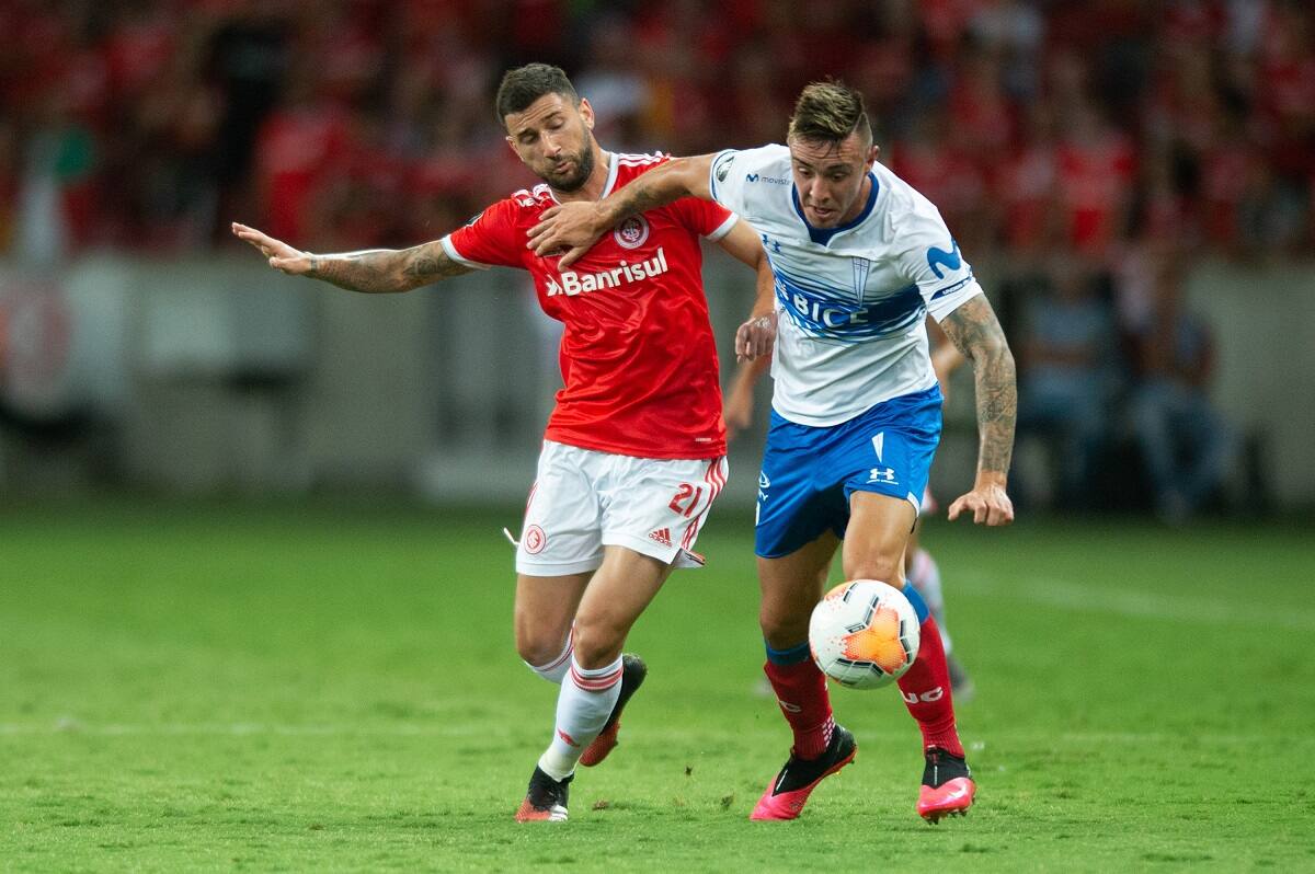 Futbol, Internacional vs Universidad Católica.
Copa Libertadores 2020
El jugador de Universidad Católica Tomás Astaburuaga disputa el balon con Gabriel Boschilia de Internacional durante el partido del grupo E de la copa Libertadores de America en el estadio Beira Río de Porto Alegre, Brasil.
03/03/2020
Max Peixoto/DiaEsportivo/Photosport
Football, Internacional vs Universidad Católica.
Copa Libertadores Championship 2020.
Universidad Católica's player Tomás Astaburuaga battles for the ball against Gabriel Boschilia of Internacional during Copa Libertadores football match held at Beira Río Stadium.
Porto Alegre, Brasil.
03/03/2020
Max Peixoto/DiaEsportivo/Photosport