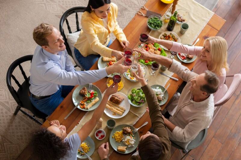 ¿Por qué nos encontramos en medio de una cena familiar?