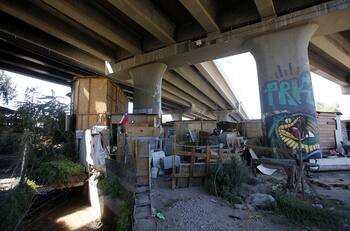 El relato de terror de los habitantes de la toma en Maipú: “Nos metemos debajo de la cama”