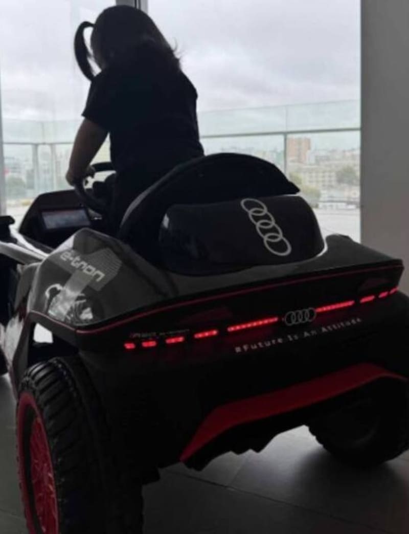Así es el auto eléctrico que manejó la hija de Cazzu.