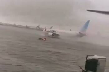 VIDEO | Inundaciones dejaron a aviones nadando en el Aeropuerto Internacional de Dubái