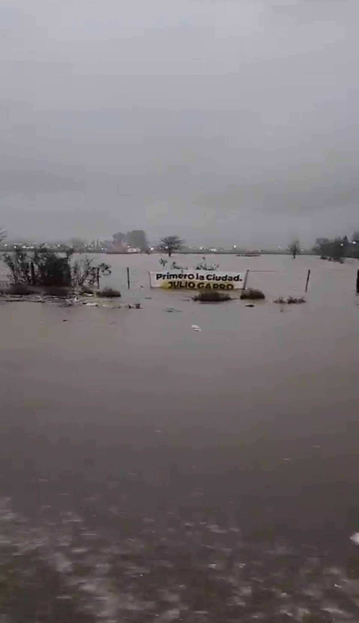 Usuarios en redes critican la gestión del intendente en medio del temporal. Créditos: @NoContext_LP