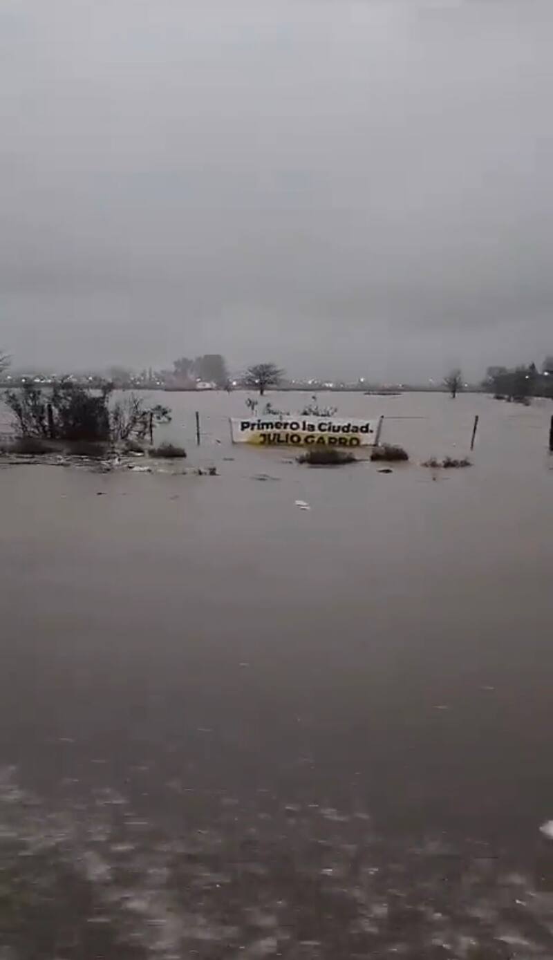 Usuarios en redes critican la gestión del intendente en medio del temporal. Créditos: @NoContext_LP