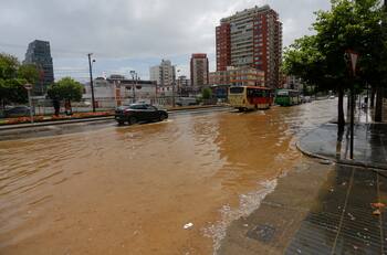 VIDEO | Región de Antofagasta: Fuertes lluvias en la comuna de María Elena generan inundaciones en la Ruta 5 Norte