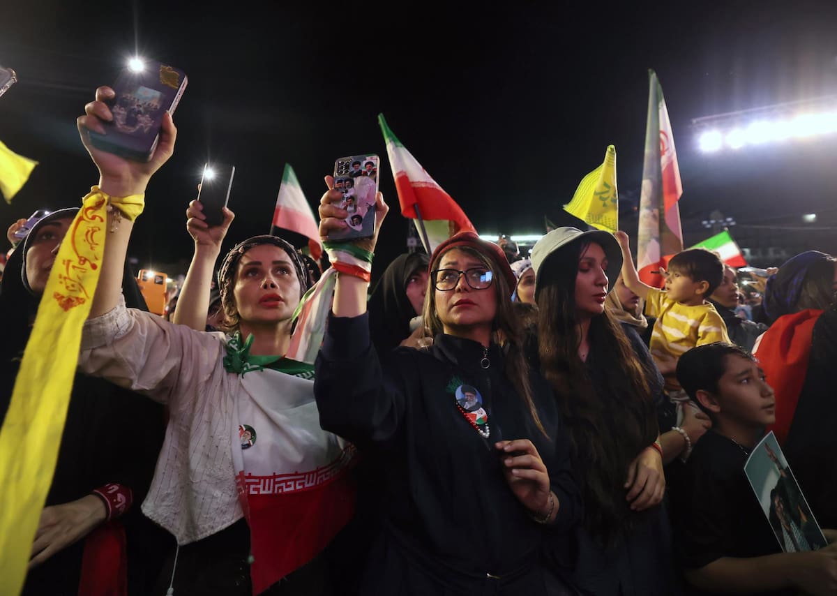 Los hinchas locales despidieron a su selección antes del viaje. EFE