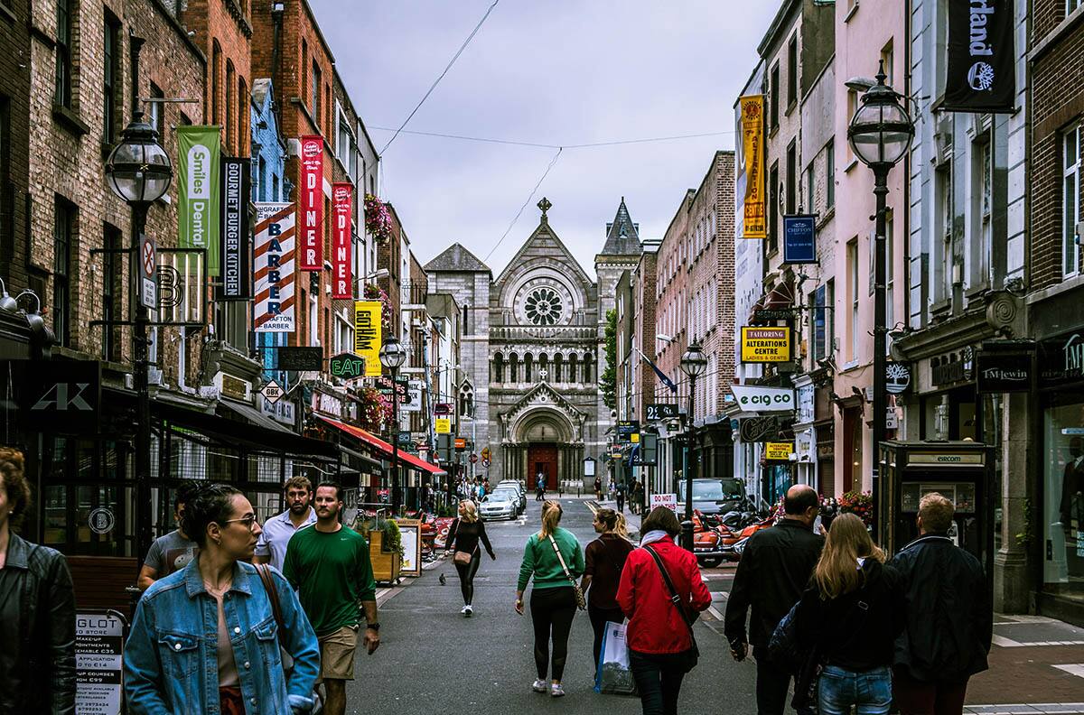 Así puedes vacacionar y trabajar por un año en Irlanda, la tierra europea de la suerte: Hay sueldos desde $1.600.000
