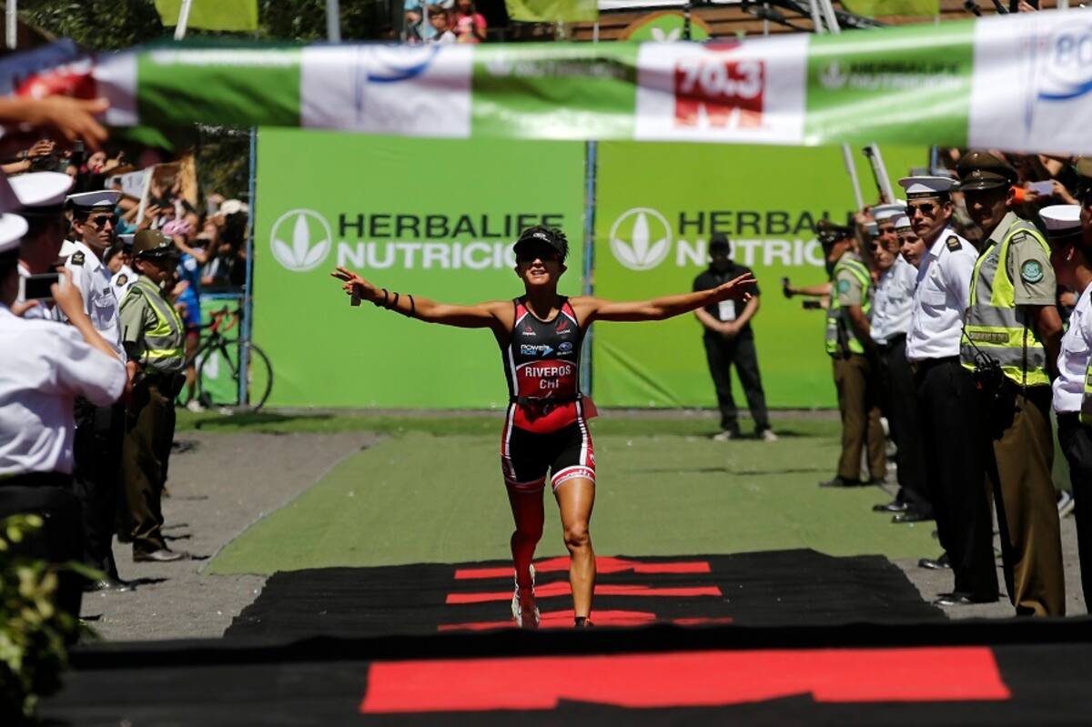 Pucon, 15 de enero 2017.
La Triatleta Chilena, Barbara Riveros, se consagra ganadora del Ironman 70.3 de pucon.
Javier Torres/Photosport.