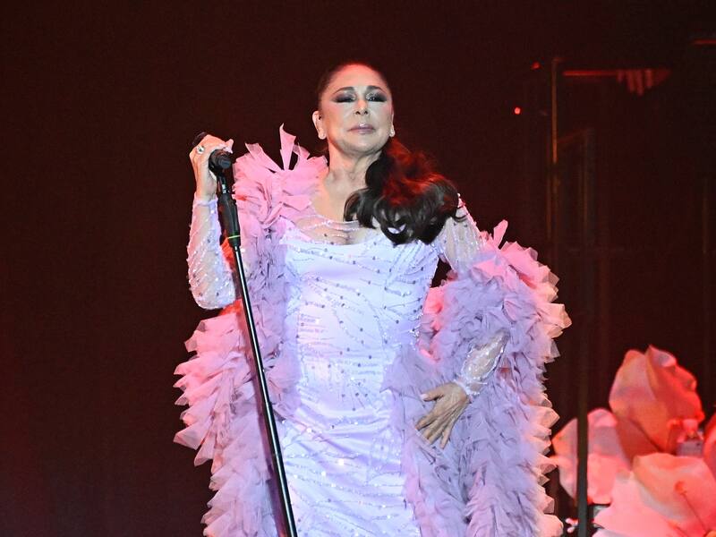 Isabel Pantoja sobre el escenario durante su concierto de su gira 50 aniversario en el WiZink Center, a 13 de abril de 2024, en Madrid