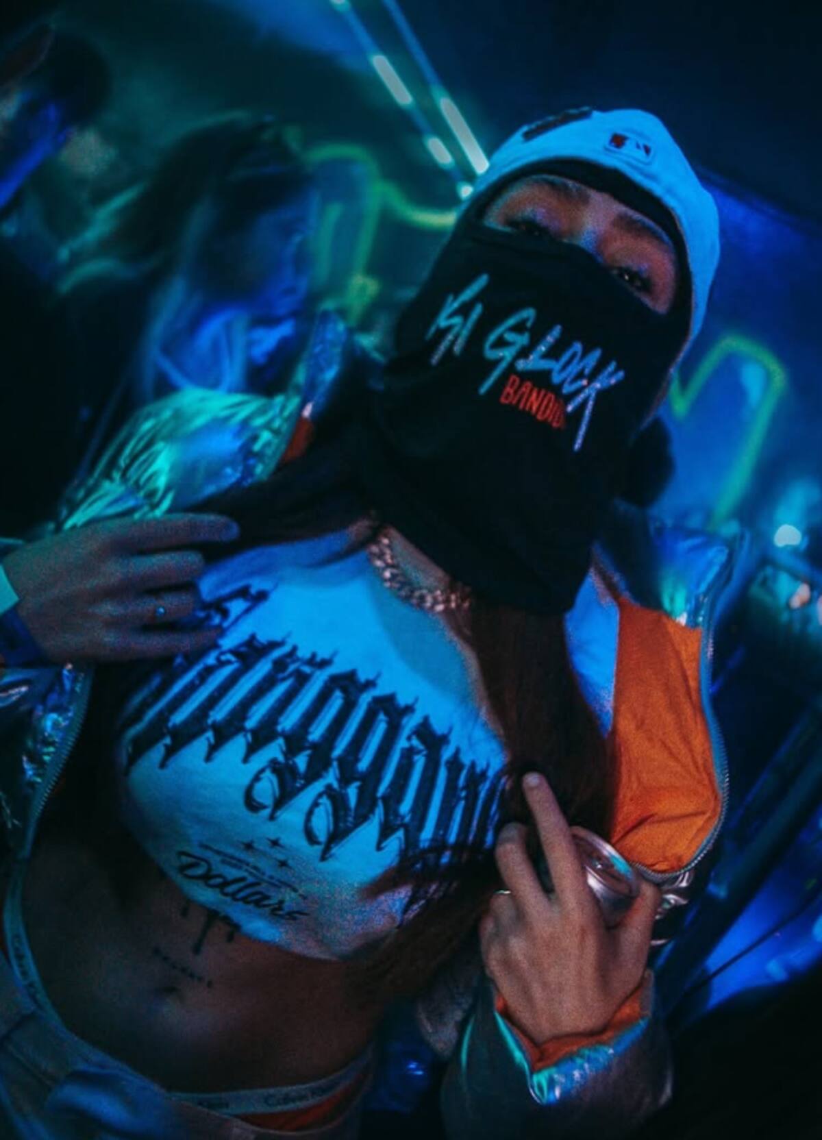 Es DJ y excarabinera.