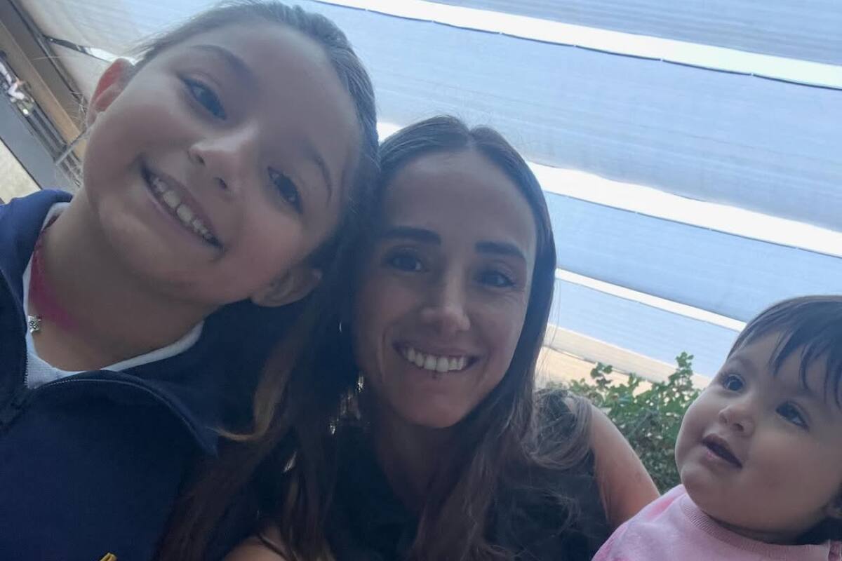 La actriz volvió a Santiago por la entrada al Colegio de una de sus hijas.