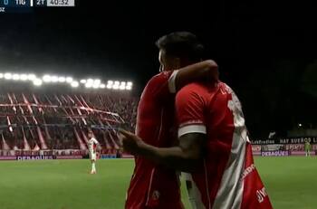 ¡Tremendo! Exgoleador de la UC regresó al fútbol argentino y fue ovacionado de pie por todo el estadio