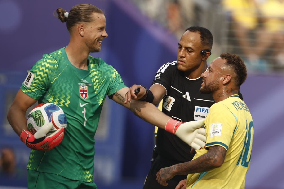 El VAR tuvo que cobrar un claro penal que no pitó a favor de Brasil. Foto: EFE.