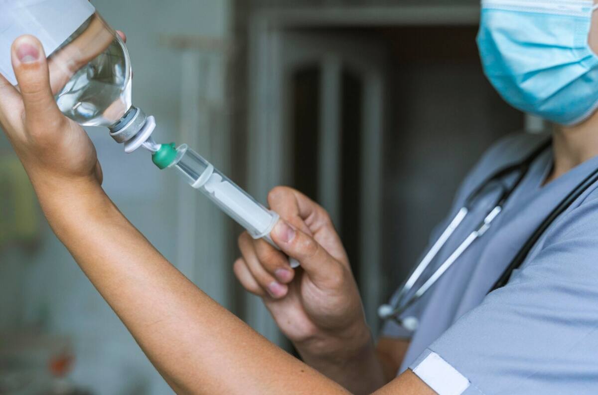 ISP emite alerta y retira del mercado un lote completo de suero inyectable