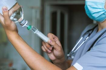 ISP emite alerta y retira del mercado un lote completo de suero inyectable