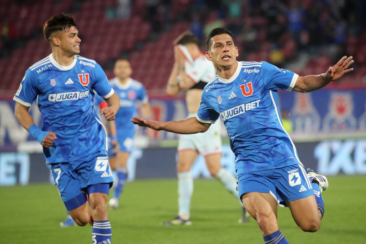 celebra su gol contra Union Espanola.