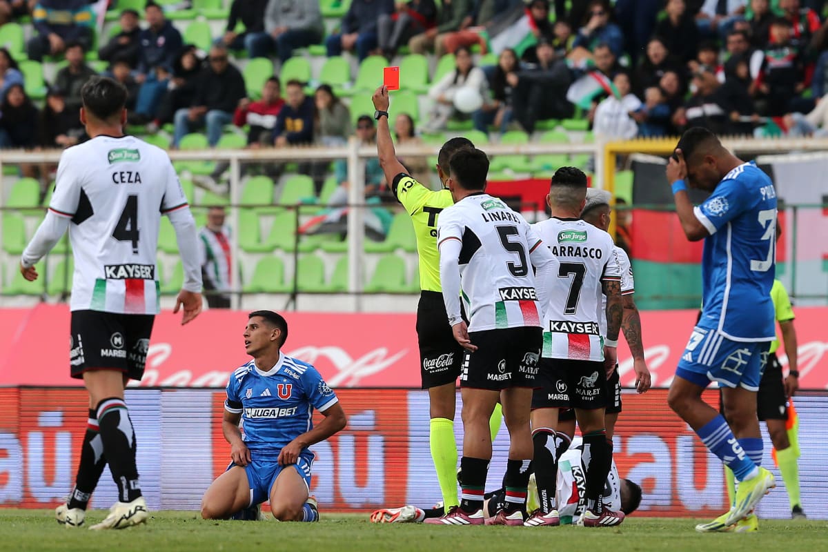 Israel Poblete recibiendo tarjeta roja frente a Palestino.
