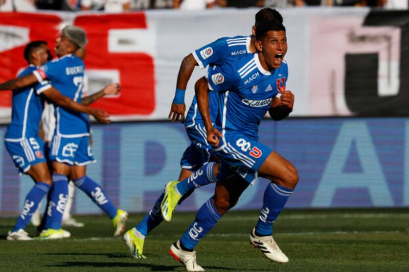 Poblete festeja la apertura de la cuenta en el Monumental. Foto: Agencia Aton.