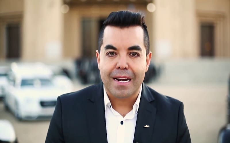 es el dueño de una famosa funeraria que estrenará su programa de televisión