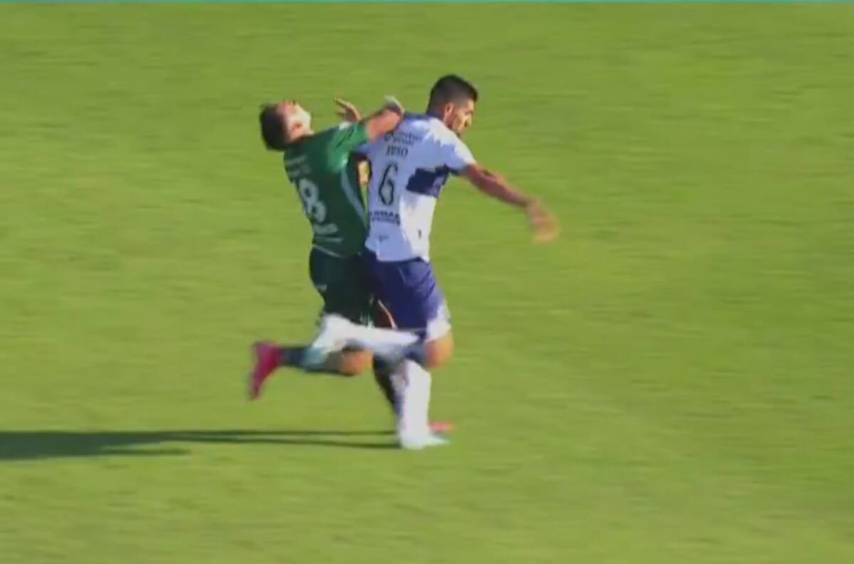 Brutal codazo: Iván Morales fue víctima de esta polémica jugada que casi quedó sin sanción en Argentina