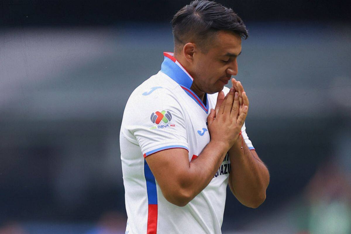 Iván Morales no la pasa bien en el Cruz Azul.