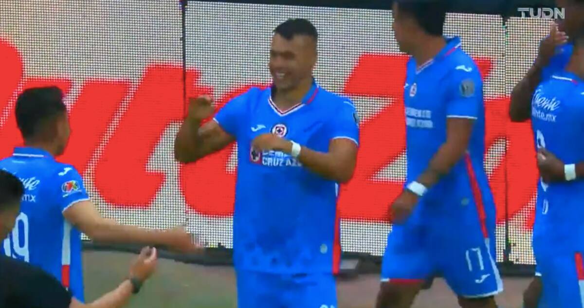 Iván Morales volvió a convertir con la camiseta del Cruz Azul.