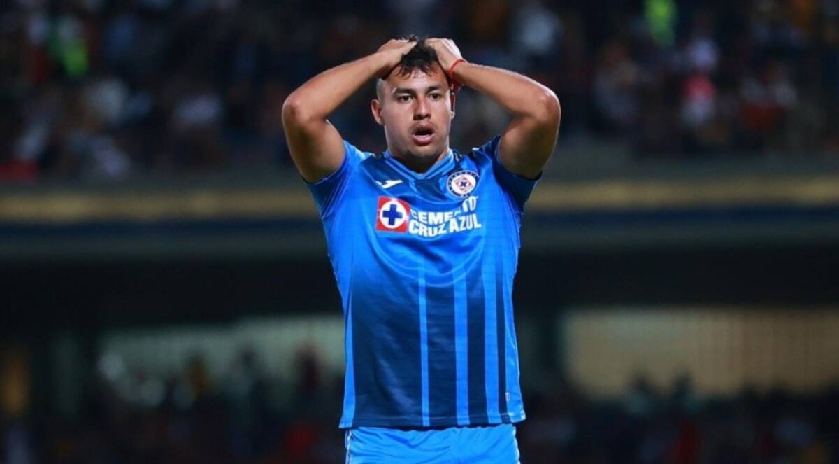 Iván Morales con la camiseta del Cruz Azul.