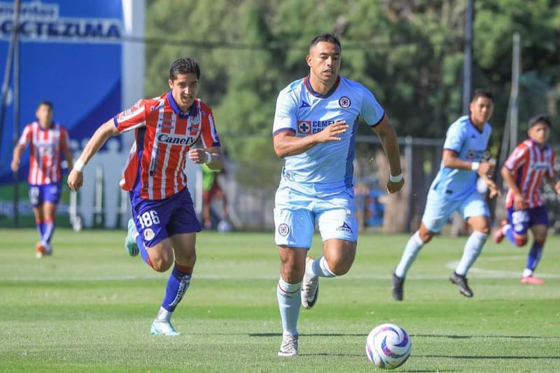 El delantero chileno jugando en la Sub-23 de Cruz Azul.