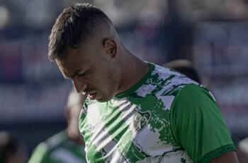 VIDEO | Iván Morales estorba y le saca de la línea un gol a su propio compañero en Argentina