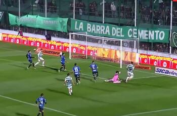 ¡Hasta lo celebró! Así fue el gol que compañero le quitó a Iván Morales en Argentina