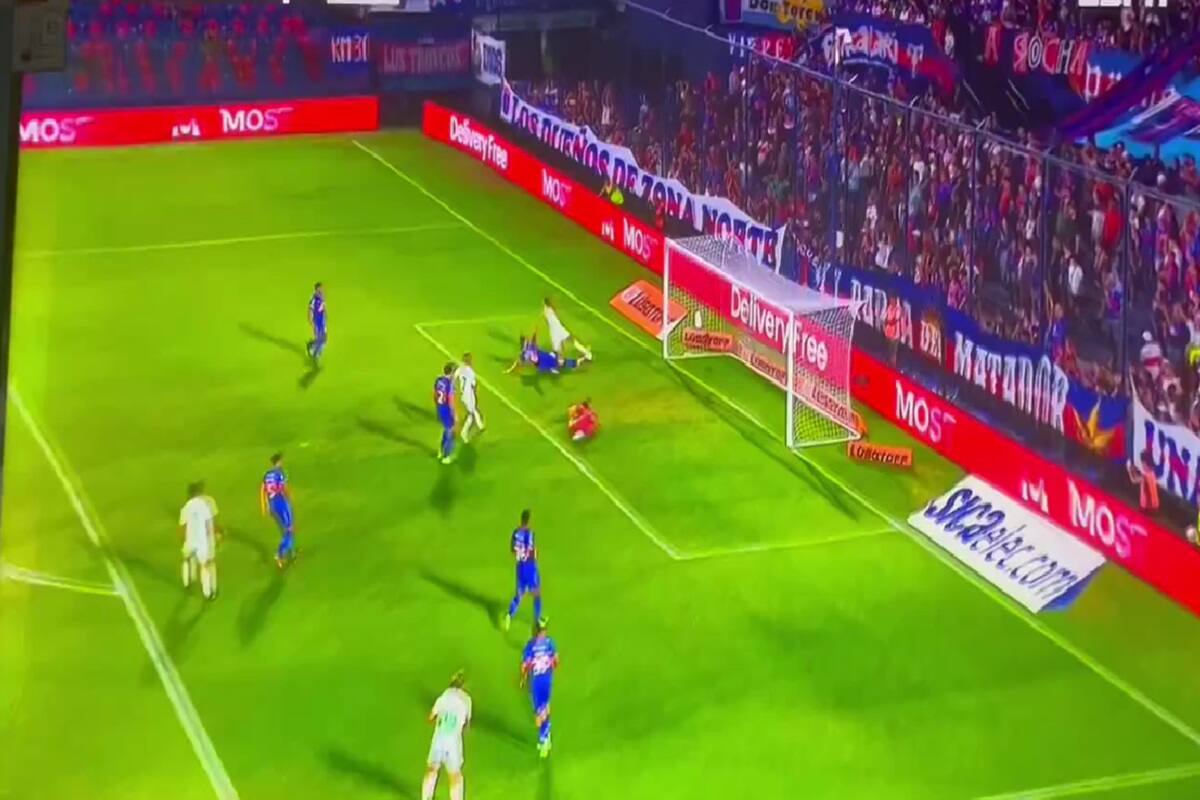 Falló una chanche increíble en su debut en el fútbol argentino.