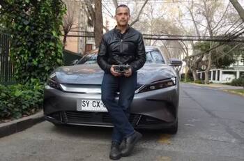 La coqueta aparición de Iván Núñez en show de conocida cantante chilena