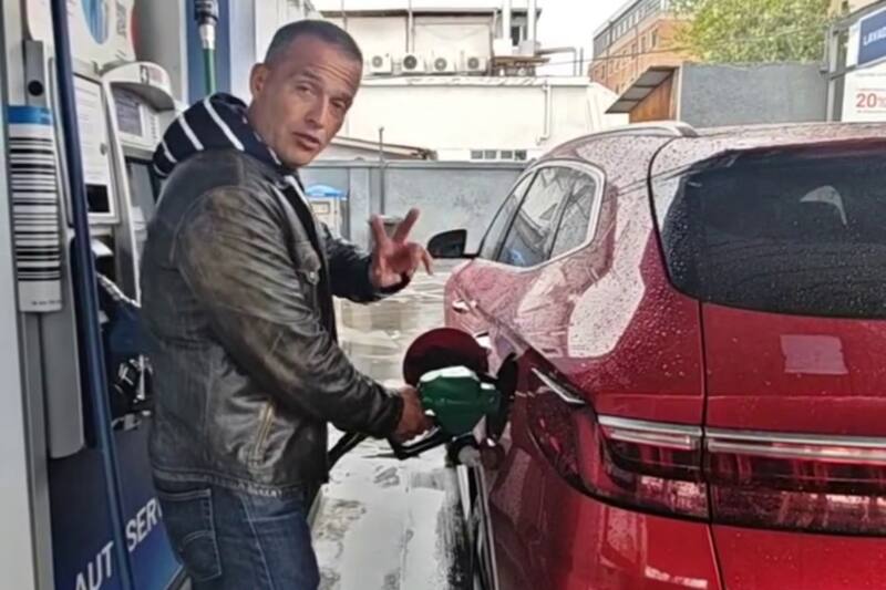 mostró como funciona la recarga de su vehículo en sus redes sociales. Créditos: @ivannunezperiodistaoficial.