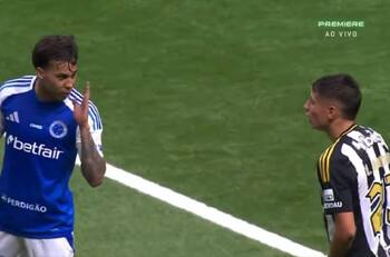 A Iván Román le pasó de todo en el Clásico Mineiro: fea acción en contra, simulación y una “locura”