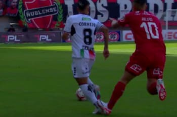 VIDEO | Mena fue expulsado por lo mismo: jugador de Ñublense se salvó de la roja tras un planchazo en Chillán