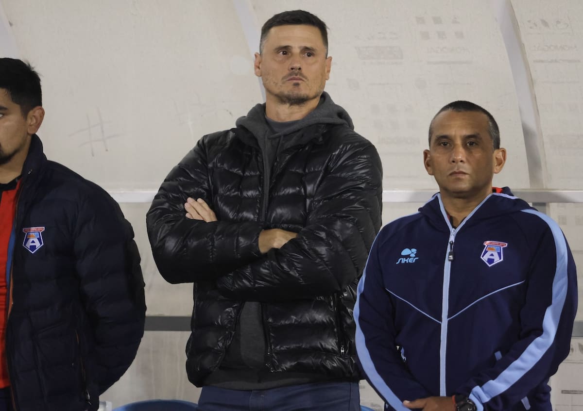 El nuevo entrenador de San Marcos junto a Germán Cavalieri. Foto: Agencia Aton.