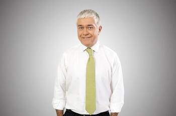 “La saqué súper barata”: Iván Valenzuela sufre insólito robo mientras cargaba bencina