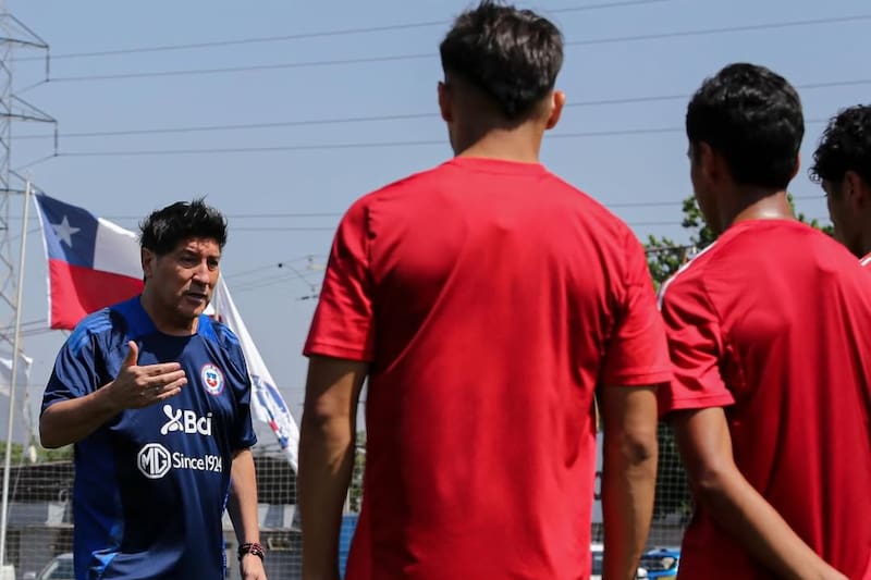 El exfutbolista entrenó junto a La Roja Sub 16. Foto: Comunicaciones ANFP.