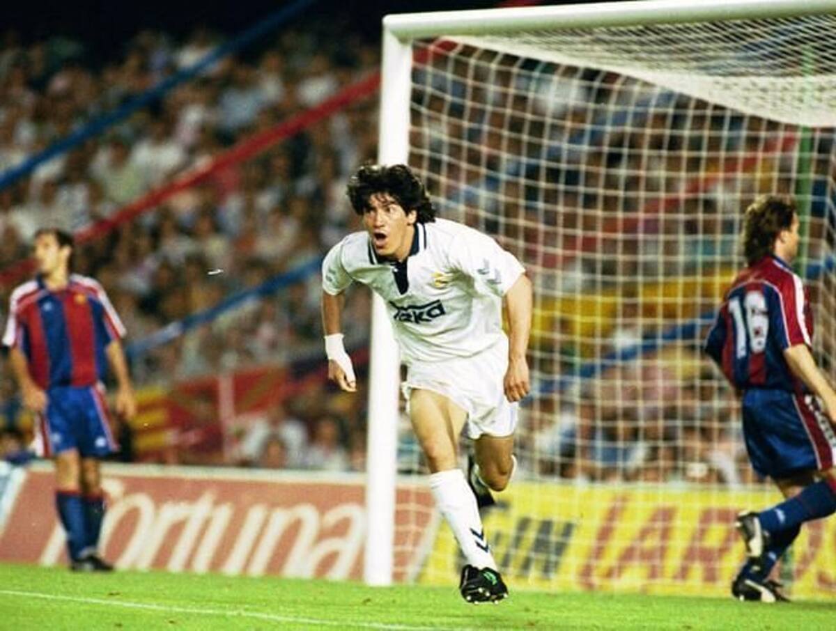 Iván Zamorano en el Derbi de España contra Barcelona.