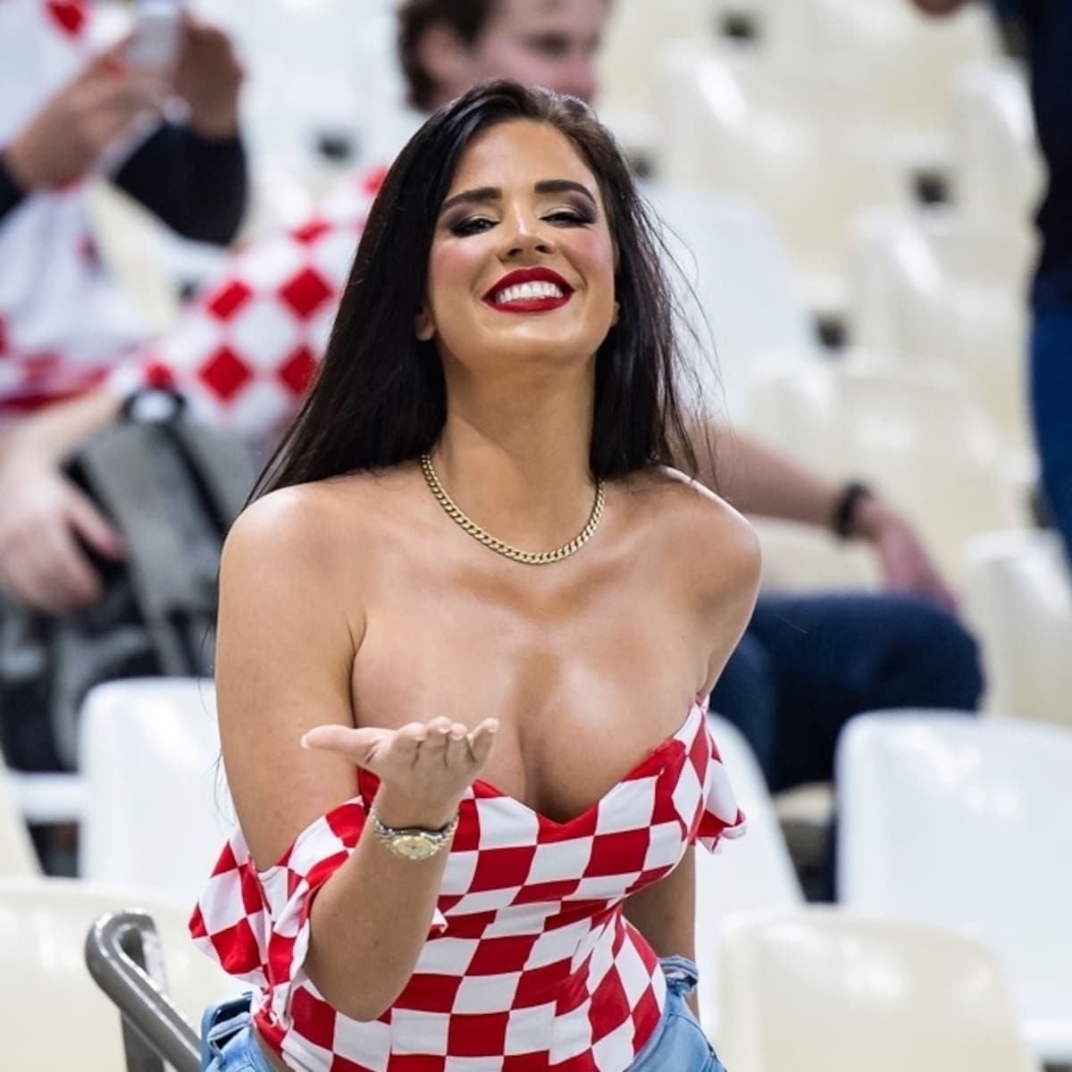 VIDEO | Con la “Novia del Mundial” al frente: así llegaron los hinchas de Croacia al partido frente a Inglaterra