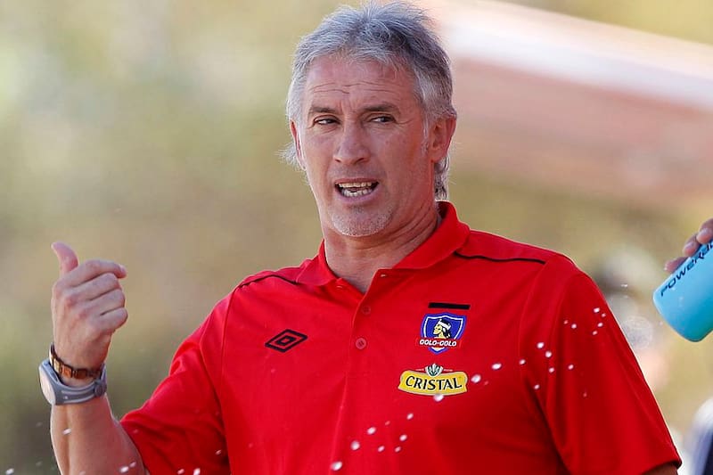 fue técnico de Colo Colo durante el Clausura 2011, momento en el que Juan Castillo estaba en el equipo.