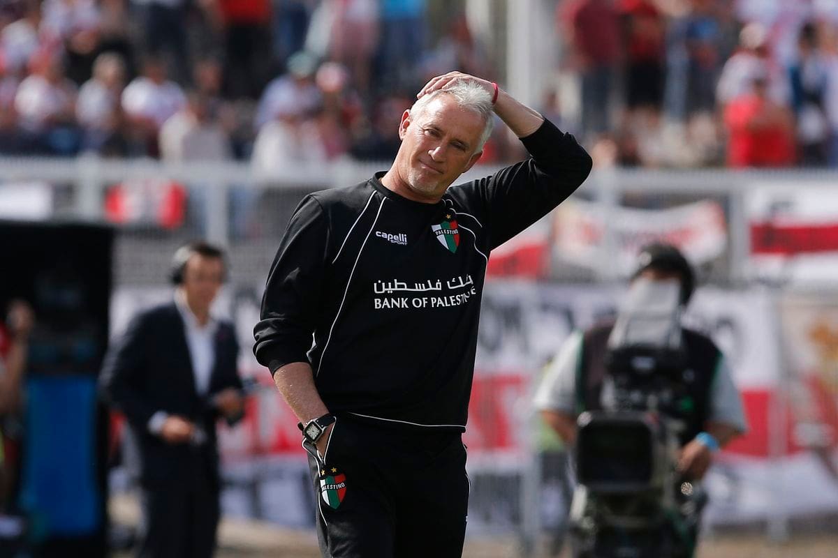 dirigiendo a Palestino.