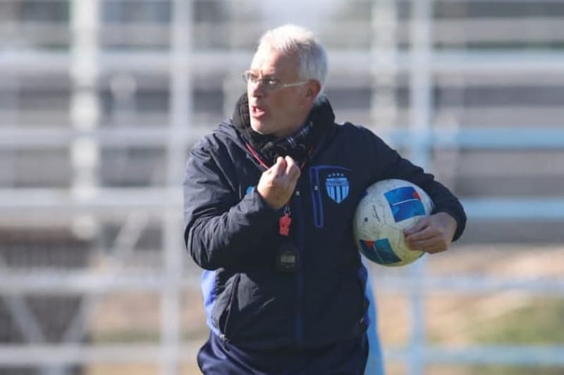 busca una millonaria indemnización del club.